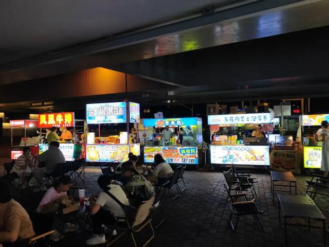 柳北烟火 |中秋夜！凤凰岭大桥把月亮「挂」在侗族飞檐下，邀你桥边赏月光、啃烤串，解锁3种神仙赏月姿势