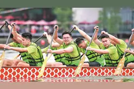 广州市龙舟锦标赛雨中开战 25支龙舟队麓湖竞渡图片