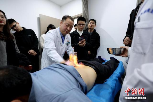 外国医学专家学者郑州感受中医绝技与智慧科技