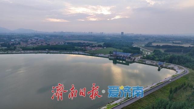 一年四季 泉在济南丨杏林水库开闸泄洪 飞瀑奔涌现壮丽景观，吸引市民驻足