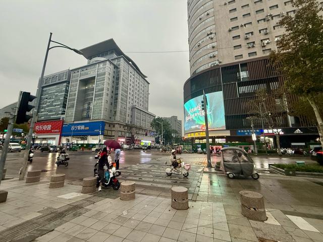 新视界｜喧哗繁华，夜幕下的泉城路