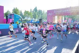 汽车工厂里的马拉松竟有万人参赛 长城汽车“陪妈妈跑”表达爱意图片