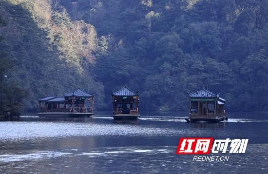 张家界市武陵源区：冬游宝峰湖 乐享山水间（组图）