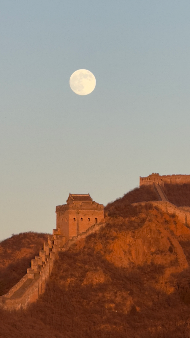 金山岭上，一轮明月照长城