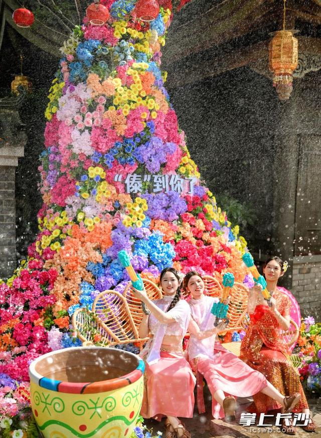 组图｜天天泼水节夜夜享清凉，长沙方特傣式泼水节等你来狂欢