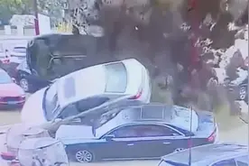 极目锐评∣熊孩子放炮引燃沼气炸飞多辆车，安全教育必须从小抓起图片