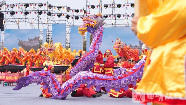 马龙樱花谷：花海人潮共绘春日盛景