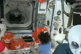 俄宇航员戴外星面具迎滞留美宇航员 最快于本星期返回地球图片
