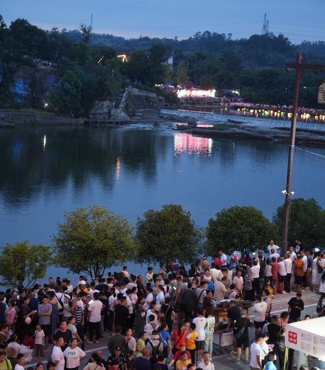 流光溢彩游人如潮！重庆荣昌河灯节点亮七夕浪漫夜