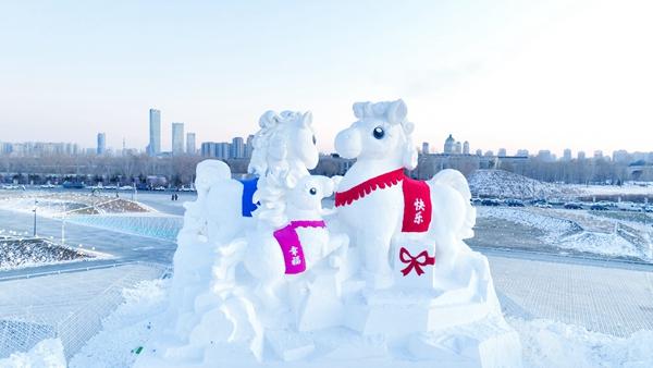 哈尔滨冰雪大世界“童话小马一家”雪雕完工焕彩