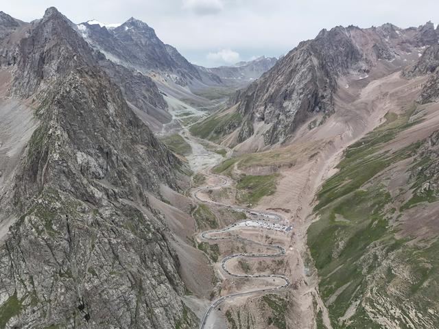 新疆独库公路正值旅游旺季