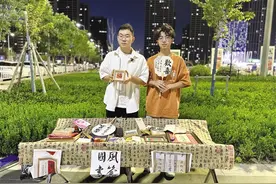 刘永胜和他的小伙伴在夜市摆摊卖字：体验“地摊经济”弘扬书法艺术图片