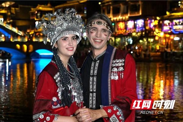 凤凰古城夏日夜游旅拍受热捧  解锁清凉新玩法