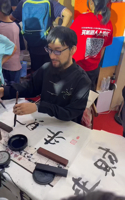 史上最热闹机器人大会！才艺比技术更吸睛？
