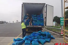 货车货物脱落 收费员化身“搬运工”热心相助图片