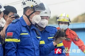 长沙岳麓蓝天救援队，成功救出1名幸存者！图片