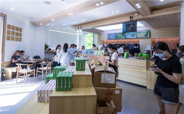 避暑纳凉贵州行 | 铜仁五显庙文旅街区：“潮玩+”重构传统 新地标“破圈”消费