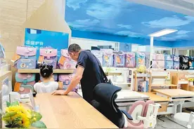 “护脊书包”热卖 是“智商税”还是健康“好帮手”？图片