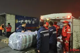 四川眉山应急救援力量驰援西藏地震灾区，并带去抗寒保暖衣物和食品等物资图片
