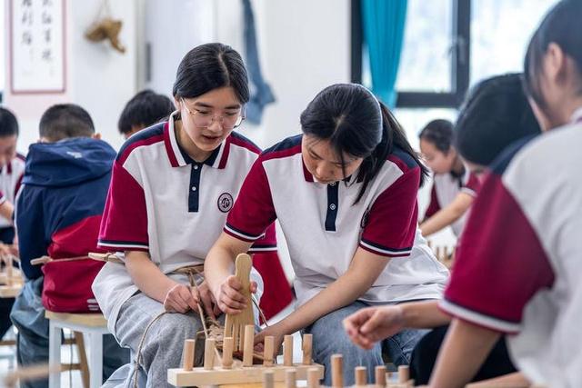 时政微观察丨浇花浇根 育人育心