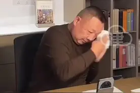 胖东来创始人于东来直播落泪！透露员工每年假期超150天，“学徒们”尚未全面盈利图片