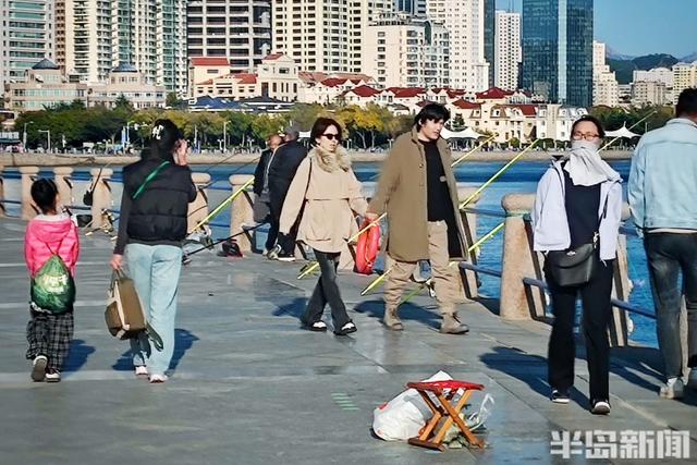 五四广场周末人流如织，秋日暖阳沐浴金色时光