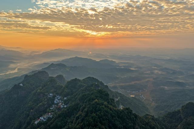 安徽休宁:齐云山晨雾如画