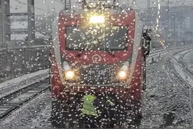团圆不能停丨有一种温暖叫风雪同行！滞留旅客回家路上，有无数善意在护航图片