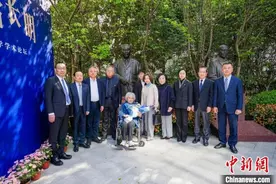 中国口腔医学界泰斗邱蔚六铜像落成 铭刻仁心与成就图片