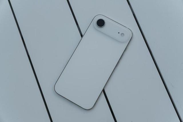 iPhone Air上手：苹果这次将手机做成了艺术品