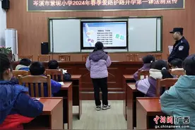 南宁铁警进校园 上好“开学第一课”图片
