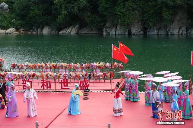 广西民族文化假期受青睐 刘三姐故里游人如织
