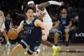 河村勇辉迎NBA正赛首秀，身高1米73为联盟现役最矮球员图片