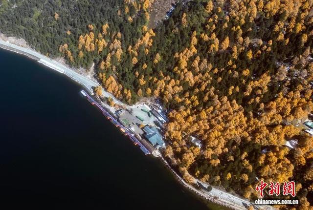 四川甘孜州木格措景区秋景如画