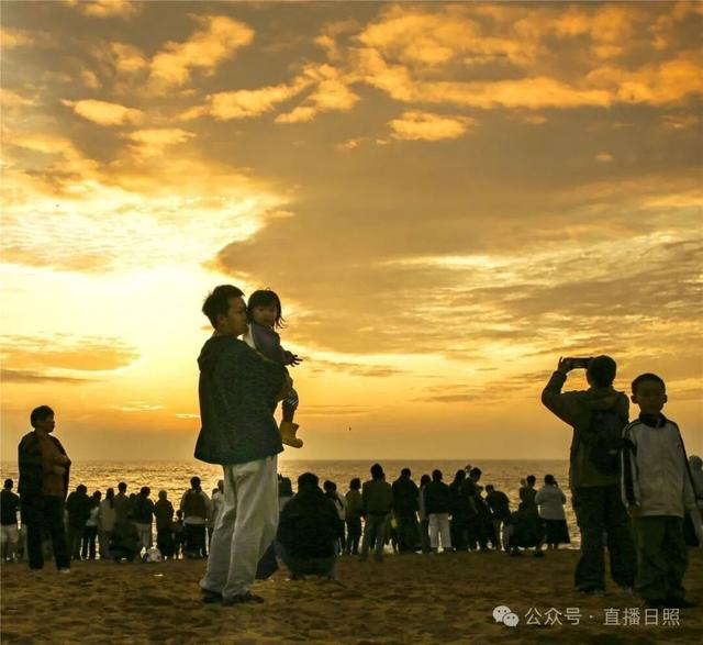 绝美！今早的日照海边，站满了人！
