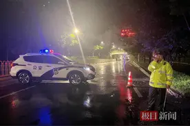 涵洞积水漫过大腿根，民警救出被困驾驶员！武汉公安雨夜为群众撑起一把把“安全伞”图片