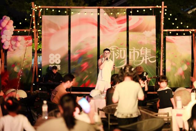 “周同学”演艺航班点亮苏河夜景，半马苏河公园打造一站式音乐之旅