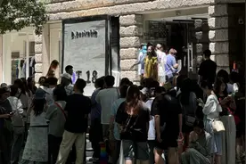 明星扎堆开店？118元一条面包，网友吵疯了图片