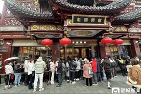 海量财经｜上海老铺黄金抢购潮：工作日排队2小时进店 有人特地请假前来购买图片