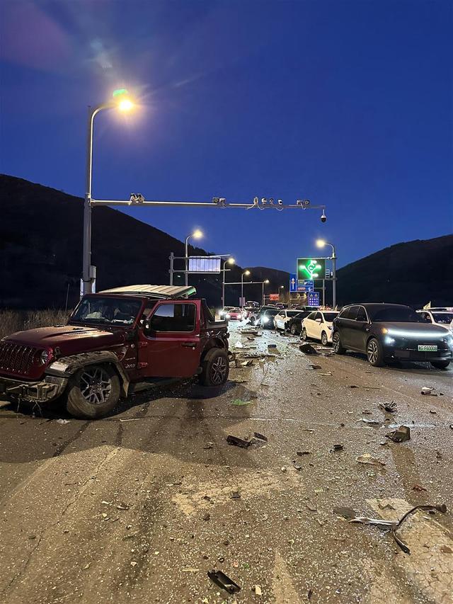 张家口一吊车坡道失控追尾多车，当地：暂无人员死亡，伤员送医人数仍在统计中