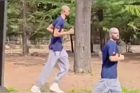 网友拍到光头文班亚马在少林寺晨跑 称离NBA巨星最近的一次图片