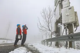 雨雪过后，他们翻山踏雪忙巡线图片