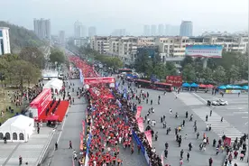 2024新县半程马拉松赛鸣枪开跑图片