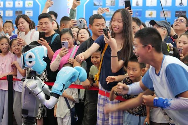 人从众……“机器人大会”成遛娃新去处！如何玩儿转？一图看懂丨半两财经