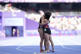 感动全场！中国残奥运动员夺冠后与亚军紧紧相拥图片