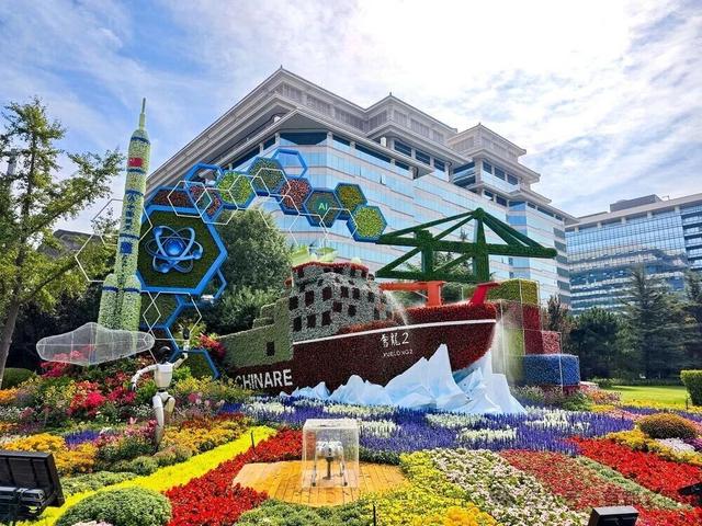 天安门广场国庆大花篮+长安街沿线花坛实拍图→