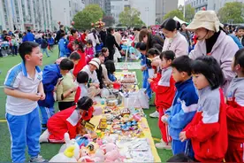 校园内摆出数十个摊位，小学生化身“销售员”义卖爱心物品图片