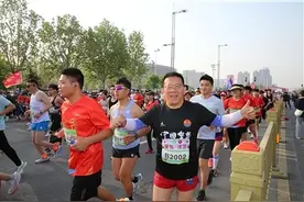 中国警跑团：跑道挥汗延伸责任 赛场内外警民情深图片