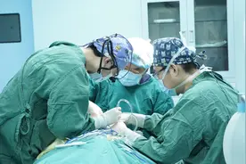 罕见病突袭！10岁男童眼球“暴突”，危急重病绿色通道夺回光明图片