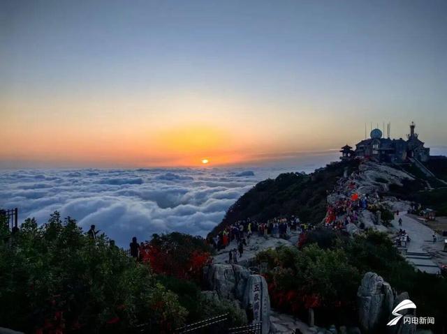 在秋日岱顶 邂逅一场金色的梦幻日出